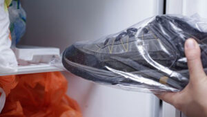 Đặt giày sneaker 1 đêm trong ngăn đông tủ lạnh